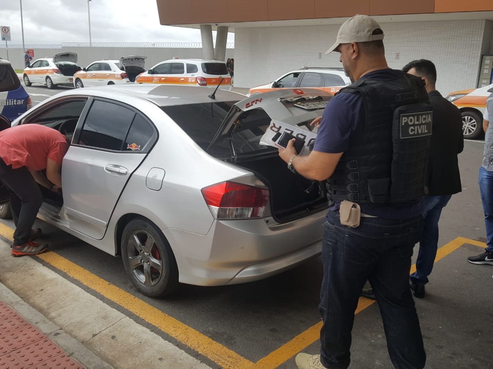 Prefeitura apreende veículo por transporte clandestino de passageiros no  aeroporto